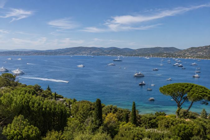 Vue de la baie de Saint-Tropez avec yachts au mouillage